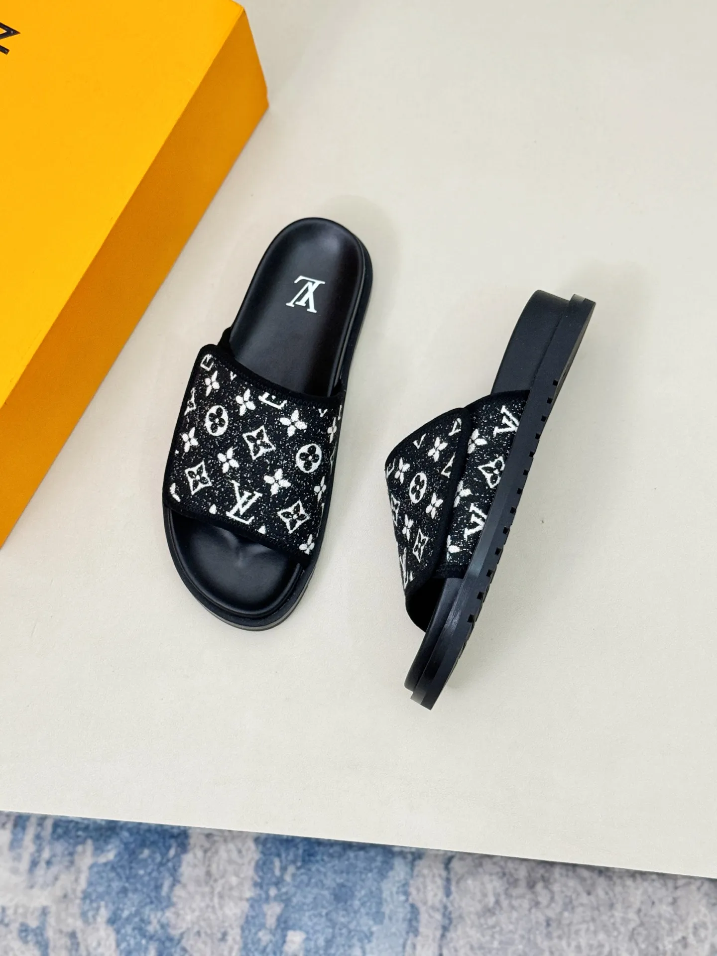 [L Home] P: 340💰Size: 38-45 Top purchasing agent lv men's summer slippers, classic presbyopia with Velcro, soft real leather lining, unique color splicing effect, distinctive personality, fashionable and trendy essential style, light and comfortable. Lightweight and tough rubber insole, micro ridged foam outsole, super comfortable!